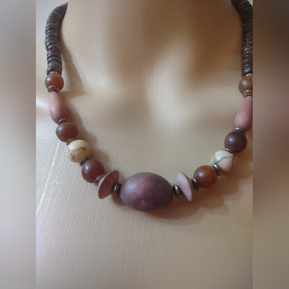 Vintage ESTATE women's wooden beaded necklace - Picture 5 of 5